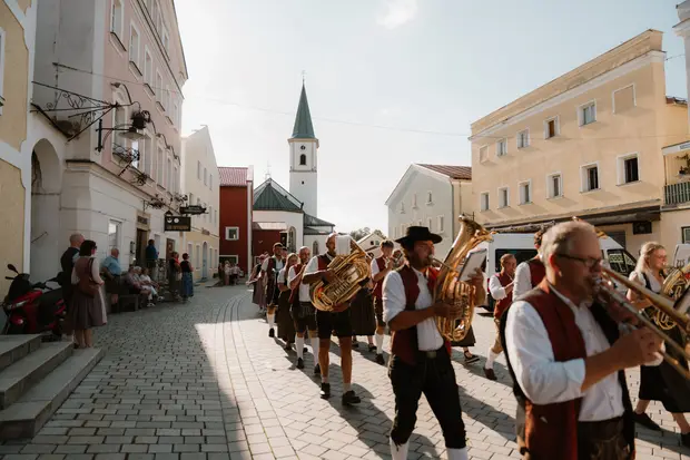 Schmalzlerfest Perlesreut 2026 Umzug, Bieranstich, Perlesreuter BleMUSI Foto 2602025