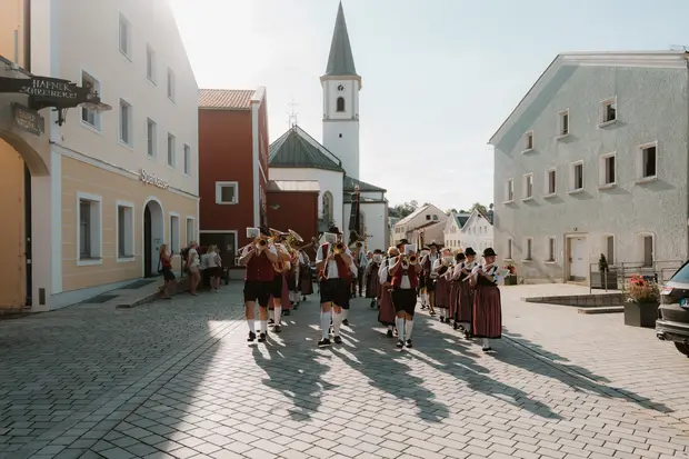 Schmalzlerfest Perlesreut 2026 Umzug, Bieranstich, Perlesreuter BleMUSI Foto 2602036