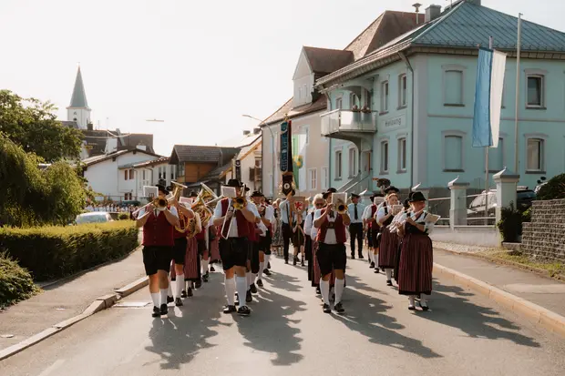 Schmalzlerfest Perlesreut 2026 Umzug, Bieranstich, Perlesreuter BleMUSI Foto 2602058