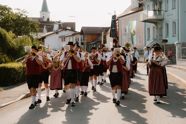 Schmalzlerfest Perlesreut 2026 Umzug, Bieranstich, Perlesreuter BleMUSI Foto 2602059