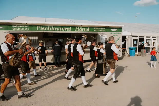Schmalzlerfest Perlesreut 2026 Umzug, Bieranstich, Perlesreuter BleMUSI Foto 2602065