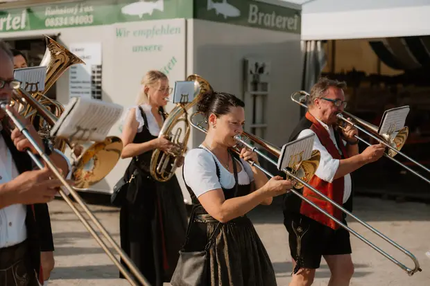 Schmalzlerfest Perlesreut 2026 Umzug, Bieranstich, Perlesreuter BleMUSI Foto 2602068