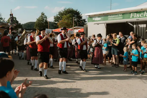 Schmalzlerfest Perlesreut 2026 Umzug, Bieranstich, Perlesreuter BleMUSI Foto 2602099