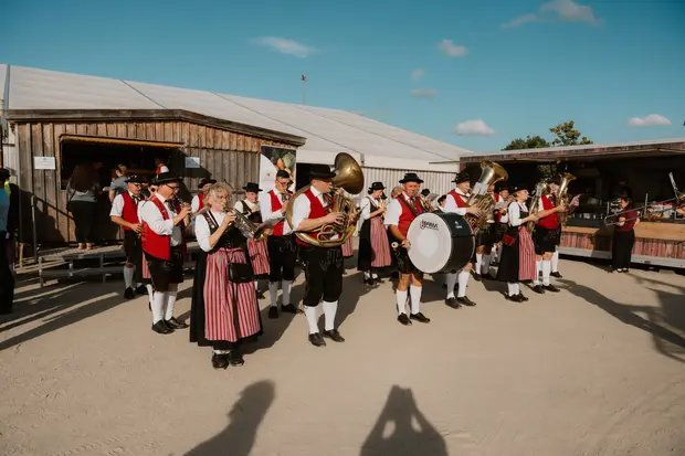 Schmalzlerfest Perlesreut 2026 Umzug, Bieranstich, Perlesreuter BleMUSI Foto 2602117