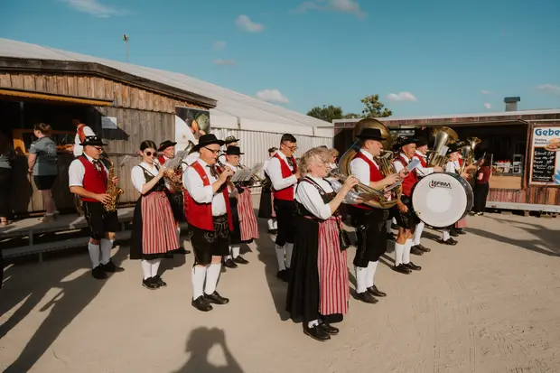Schmalzlerfest Perlesreut 2026 Umzug, Bieranstich, Perlesreuter BleMUSI Foto 2602118