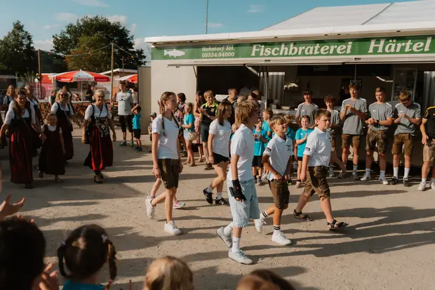 Schmalzlerfest Perlesreut 2026 Umzug, Bieranstich, Perlesreuter BleMUSI Foto 2602127
