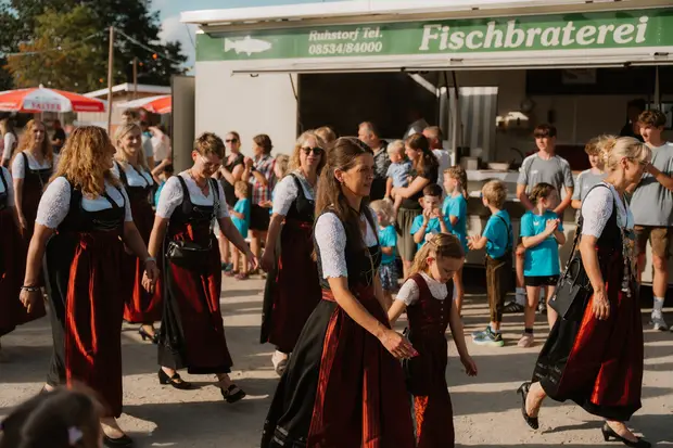 Schmalzlerfest Perlesreut 2026 Umzug, Bieranstich, Perlesreuter BleMUSI Foto 2602129