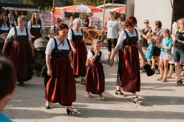 Schmalzlerfest Perlesreut 2026 Umzug, Bieranstich, Perlesreuter BleMUSI Foto 2602131