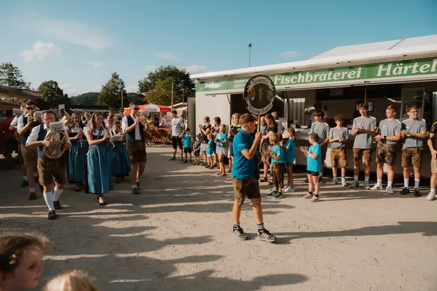 Schmalzlerfest Perlesreut 2026 Umzug, Bieranstich, Perlesreuter BleMUSI Foto 2602139