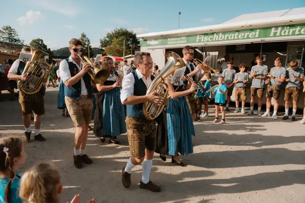 Schmalzlerfest Perlesreut 2026 Umzug, Bieranstich, Perlesreuter BleMUSI Foto 2602140