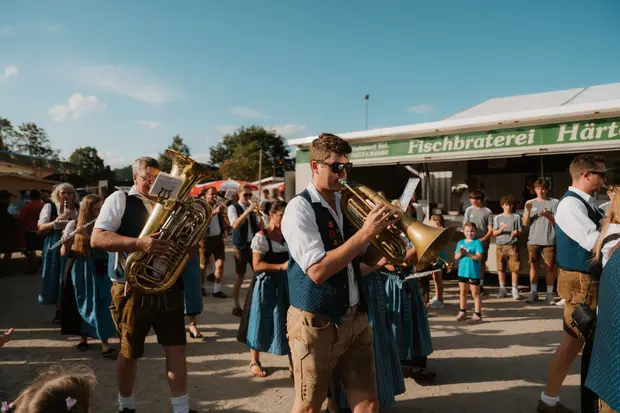 Schmalzlerfest Perlesreut 2026 Umzug, Bieranstich, Perlesreuter BleMUSI Foto 2602141