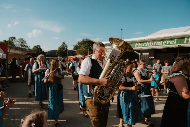 Schmalzlerfest Perlesreut 2026 Umzug, Bieranstich, Perlesreuter BleMUSI Foto 2602142