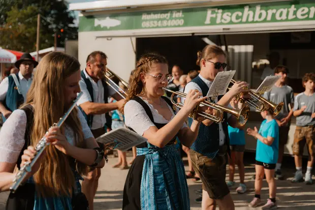 Schmalzlerfest Perlesreut 2026 Umzug, Bieranstich, Perlesreuter BleMUSI Foto 2602143