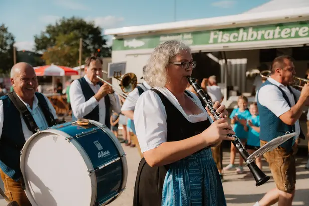 Schmalzlerfest Perlesreut 2026 Umzug, Bieranstich, Perlesreuter BleMUSI Foto 2602144