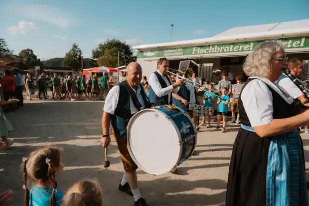 Schmalzlerfest Perlesreut 2026 Umzug, Bieranstich, Perlesreuter BleMUSI Foto 2602145