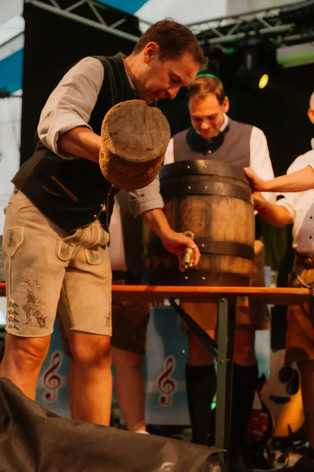 Schmalzlerfest Perlesreut 2026 Umzug, Bieranstich, Perlesreuter BleMUSI Foto 2602148