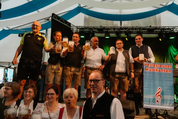 Schmalzlerfest Perlesreut 2026 Umzug, Bieranstich, Perlesreuter BleMUSI Foto 2602163
