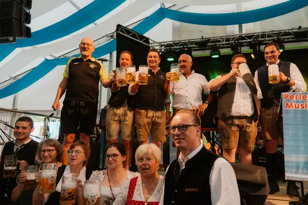 Schmalzlerfest Perlesreut 2026 Umzug, Bieranstich, Perlesreuter BleMUSI Foto 2602164