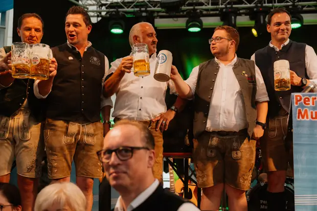 Schmalzlerfest Perlesreut 2026 Umzug, Bieranstich, Perlesreuter BleMUSI Foto 2602165