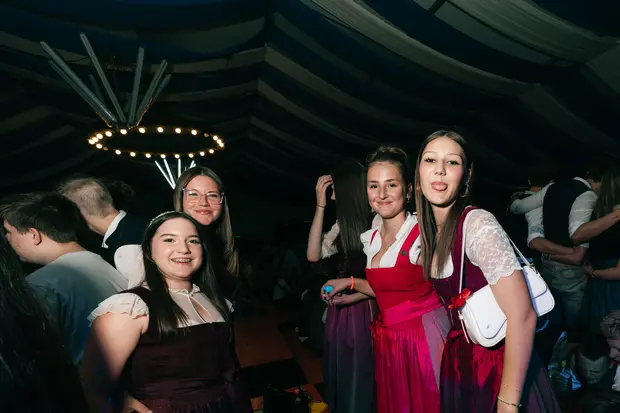 Schmalzlerfest Perlesreut 2026 Umzug, Bieranstich, Perlesreuter BleMUSI Foto 2602179