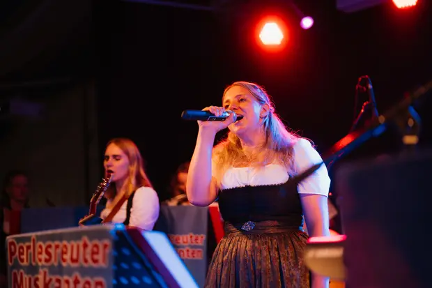 Schmalzlerfest Perlesreut 2026 Umzug, Bieranstich, Perlesreuter BleMUSI Foto 2602185