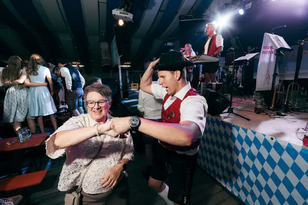 Schmalzlerfest Perlesreut 2026 Umzug, Bieranstich, Perlesreuter BleMUSI Foto 2602192
