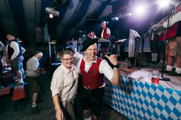 Schmalzlerfest Perlesreut 2026 Umzug, Bieranstich, Perlesreuter BleMUSI Foto 2602193