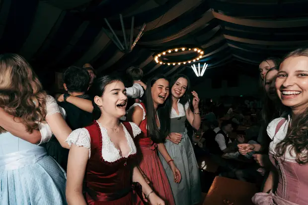 Schmalzlerfest Perlesreut 2026 Umzug, Bieranstich, Perlesreuter BleMUSI Foto 2602222