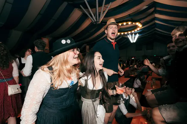 Schmalzlerfest Perlesreut 2026 Umzug, Bieranstich, Perlesreuter BleMUSI Foto 2602223