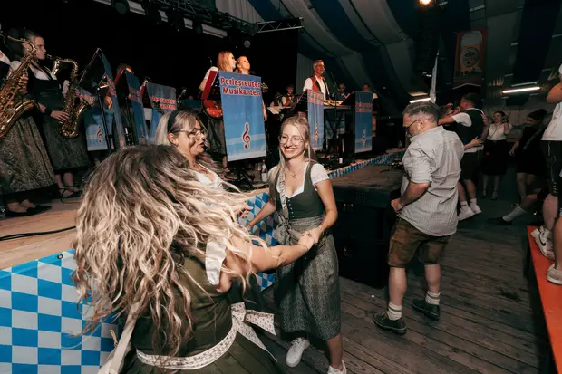 Schmalzlerfest Perlesreut 2026 Umzug, Bieranstich, Perlesreuter BleMUSI Foto 2602240
