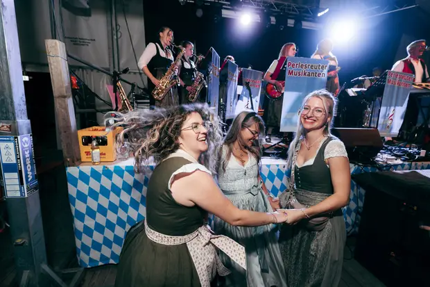 Schmalzlerfest Perlesreut 2026 Umzug, Bieranstich, Perlesreuter BleMUSI Foto 2602242