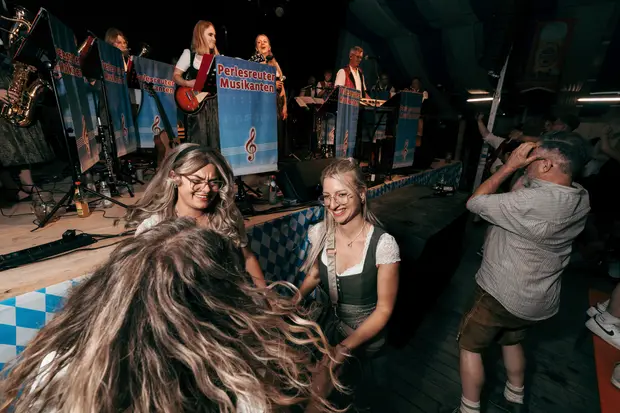 Schmalzlerfest Perlesreut 2026 Umzug, Bieranstich, Perlesreuter BleMUSI Foto 2602243