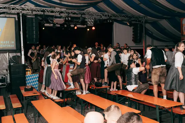 Schmalzlerfest Perlesreut 2026 Umzug, Bieranstich, Perlesreuter BleMUSI Foto 2602255