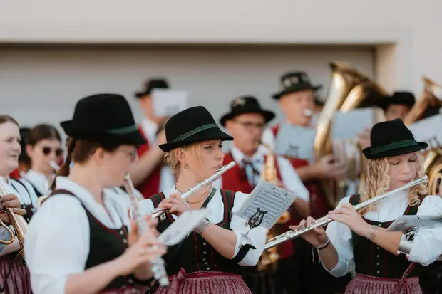 Schmalzlerfest Perlesreut 2026 Umzug, Bieranstich, Perlesreuter BleMUSI Foto 2602278