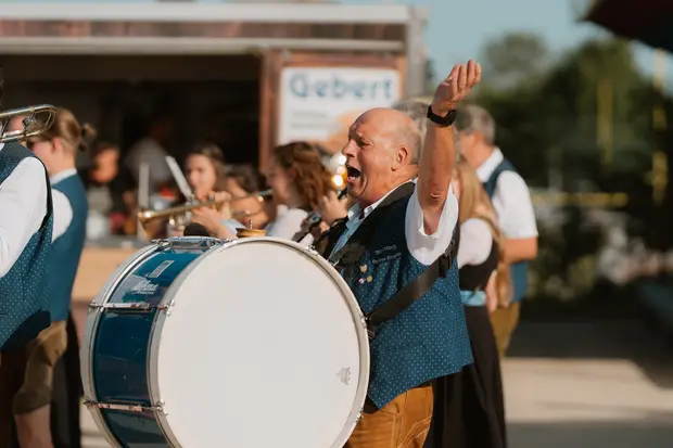 Schmalzlerfest Perlesreut 2026 Umzug, Bieranstich, Perlesreuter BleMUSI Foto 2602353