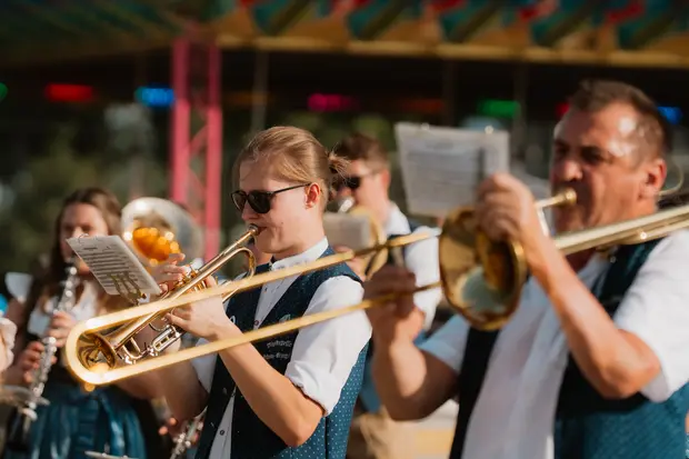 Schmalzlerfest Perlesreut 2026 Umzug, Bieranstich, Perlesreuter BleMUSI Foto 2602358