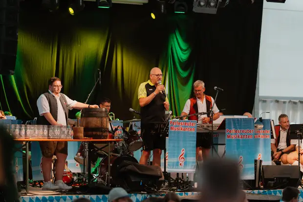 Schmalzlerfest Perlesreut 2026 Umzug, Bieranstich, Perlesreuter BleMUSI Foto 2602374