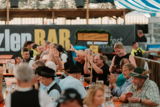 Schmalzlerfest Perlesreut 2026 Umzug, Bieranstich, Perlesreuter BleMUSI Foto 2602381