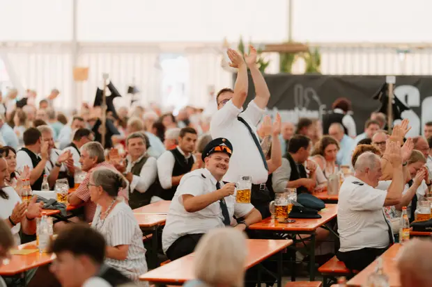Schmalzlerfest Perlesreut 2026 Umzug, Bieranstich, Perlesreuter BleMUSI Foto 2602383