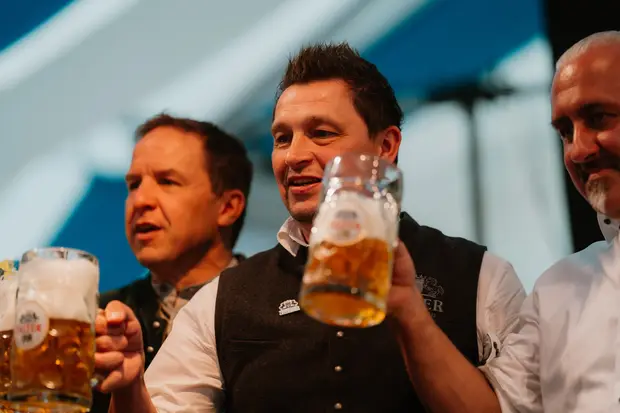 Schmalzlerfest Perlesreut 2026 Umzug, Bieranstich, Perlesreuter BleMUSI Foto 2602401