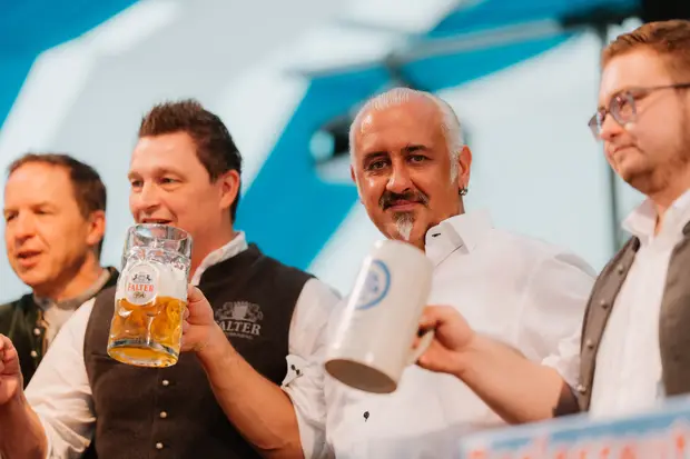 Schmalzlerfest Perlesreut 2026 Umzug, Bieranstich, Perlesreuter BleMUSI Foto 2602404