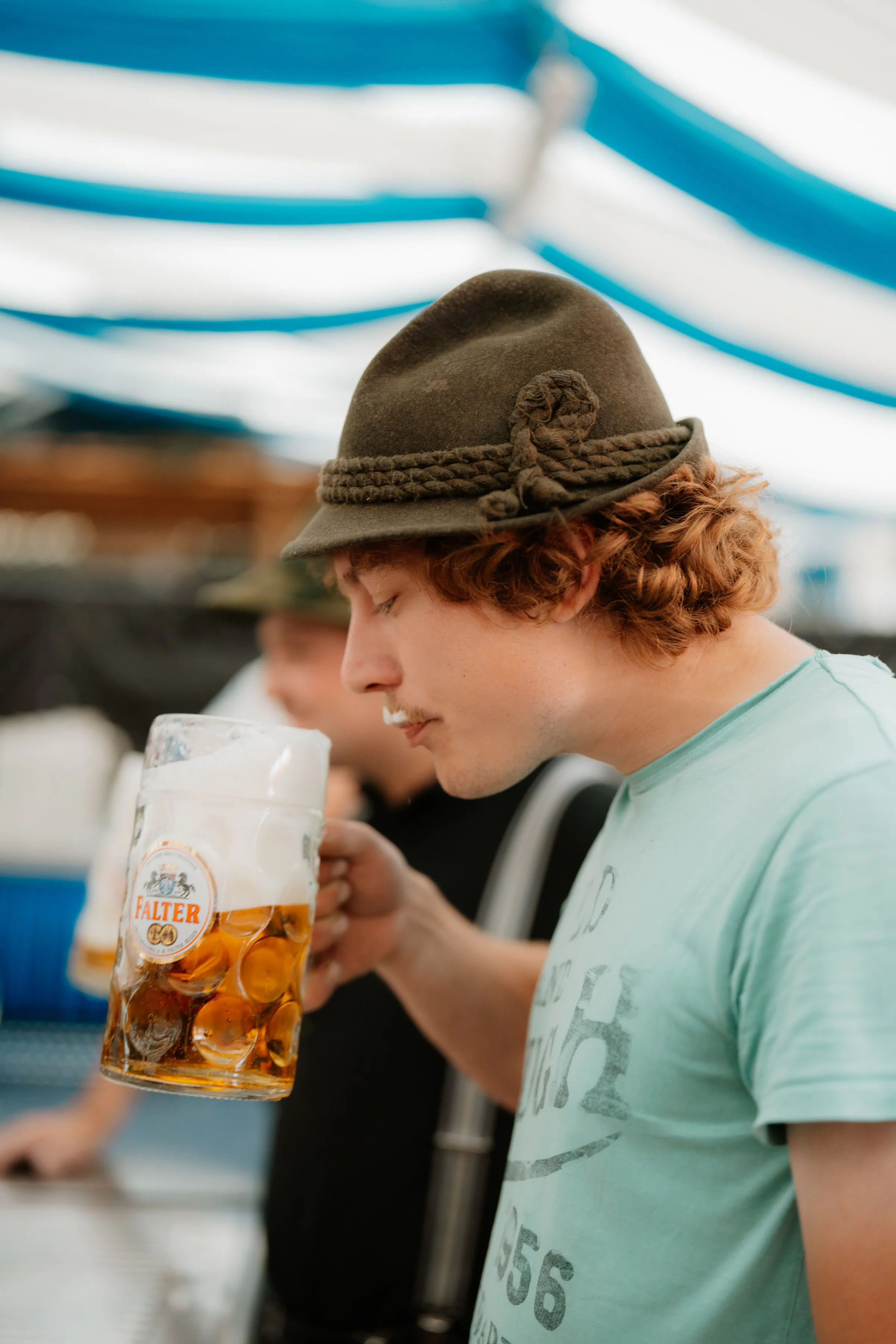 Damian beim Biertrinken